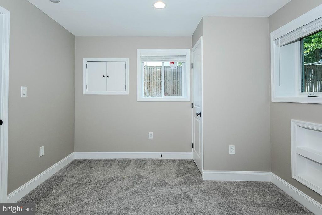 Image 37 of property listing at 7730 MIDDLEGATE CT, Pasadena, MD 21122