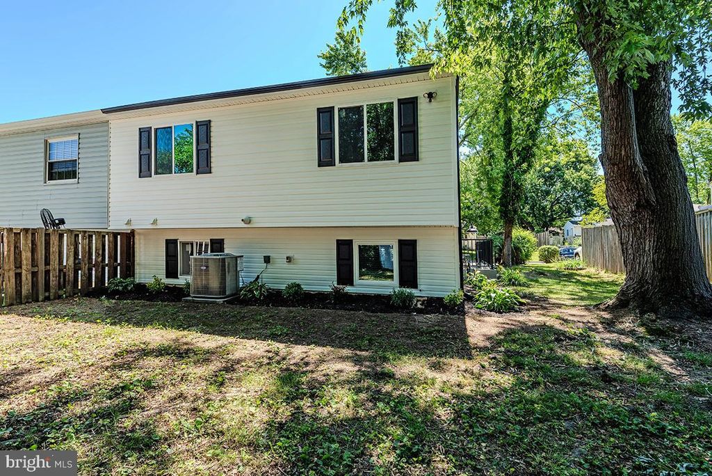 Image 38 of property listing at 7730 MIDDLEGATE CT, Pasadena, MD 21122