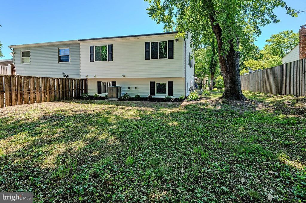 Image 40 of property listing at 7730 MIDDLEGATE CT, Pasadena, MD 21122