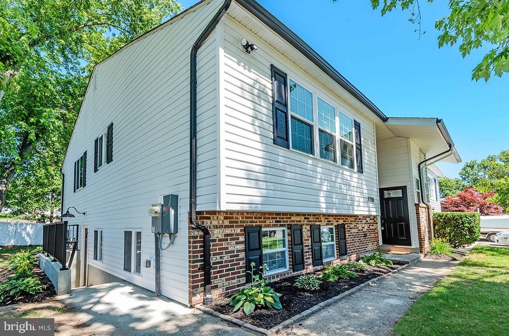 Image 5 of property listing at 7730 MIDDLEGATE CT, Pasadena, MD 21122