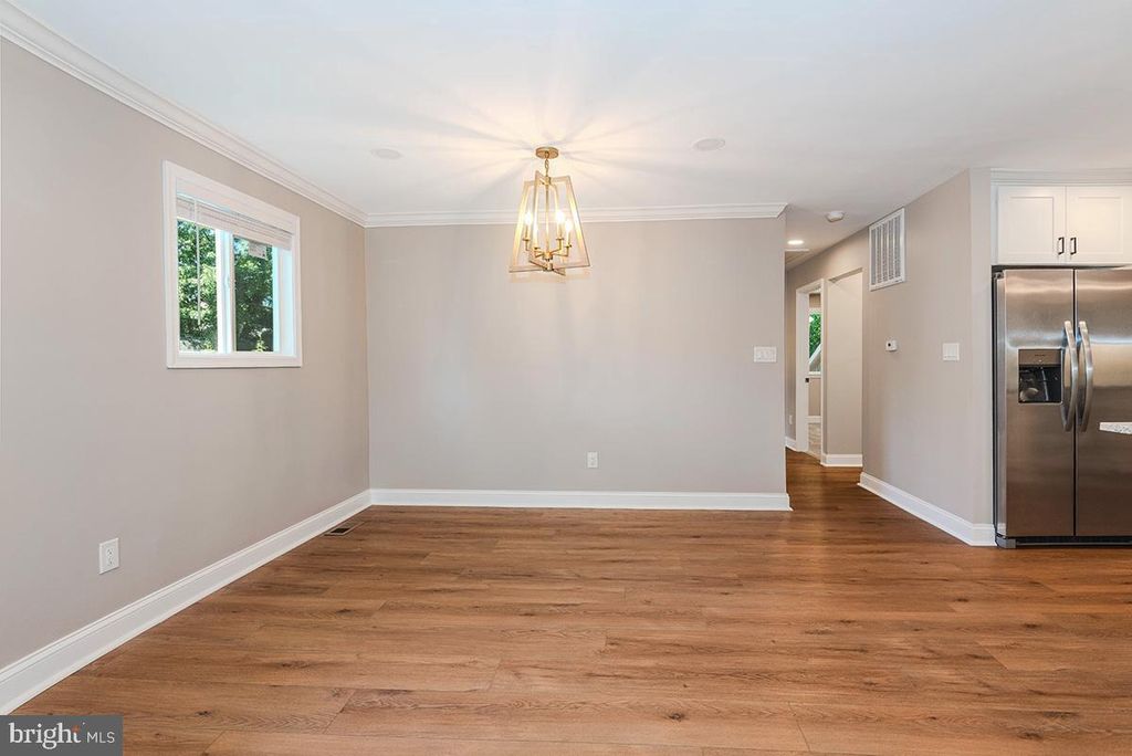 Image 8 of property listing at 7730 MIDDLEGATE CT, Pasadena, MD 21122