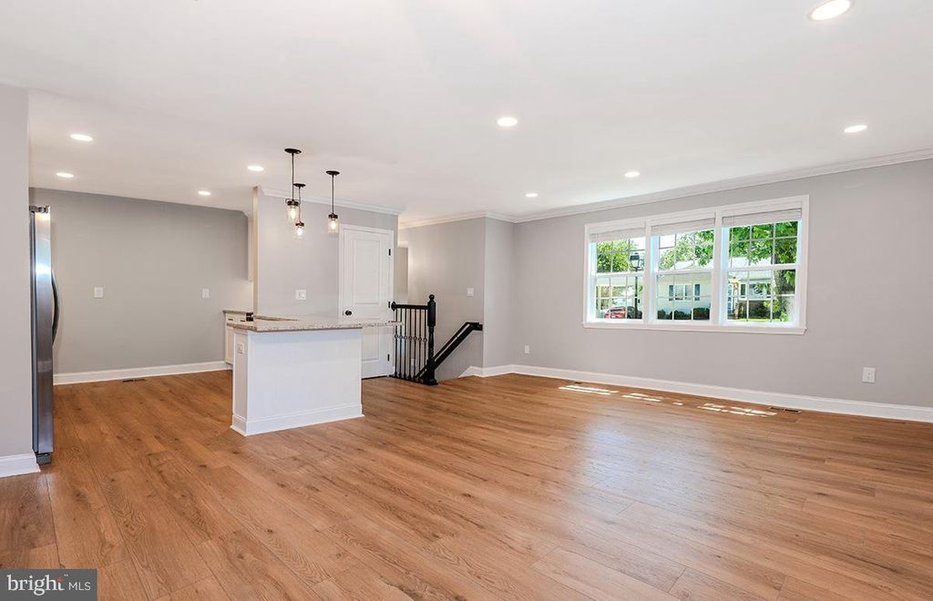 Image 9 of property listing at 7730 MIDDLEGATE CT, Pasadena, MD 21122