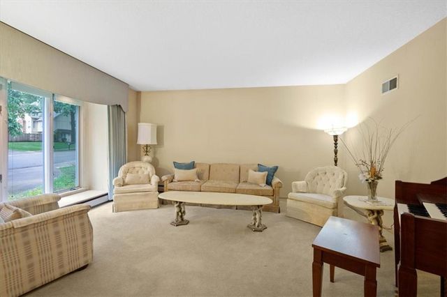 8214 W 99th Street, Overland Park, KS 66212