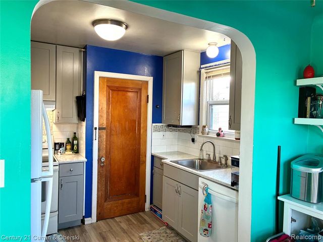 7592 Ready Avenue, Warren, MI 48091