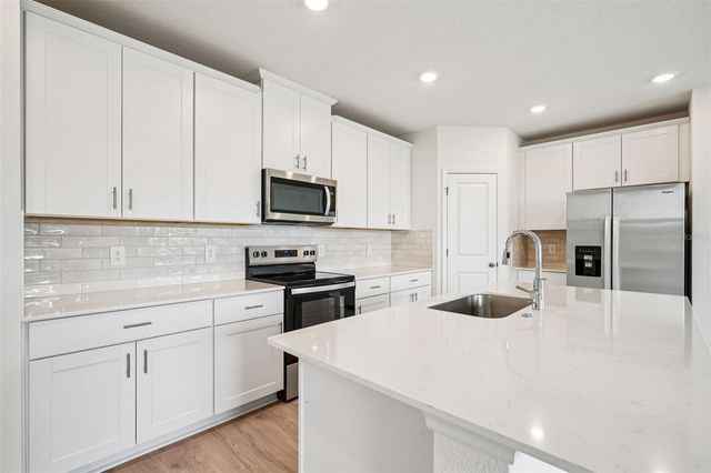 811 SUNSHOWER DRIVE, Lady Lake, FL 32159