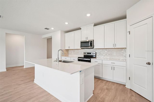 811 SUNSHOWER DRIVE, Lady Lake, FL 32159