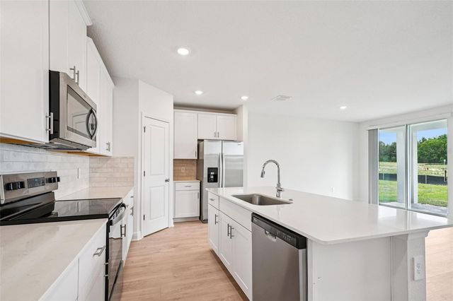 811 SUNSHOWER DRIVE, Lady Lake, FL 32159