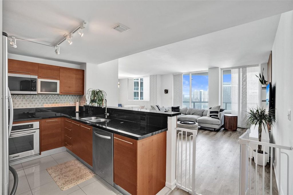 244 Biscayne Boulevard 3409, Miami, FL 33132