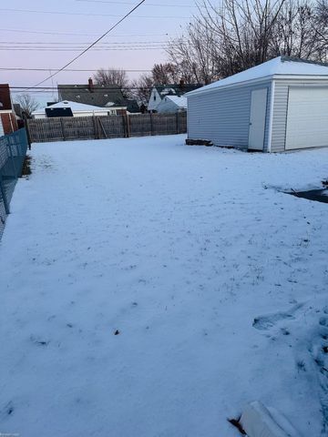 25704 Waldorf Street, Roseville, MI 48066