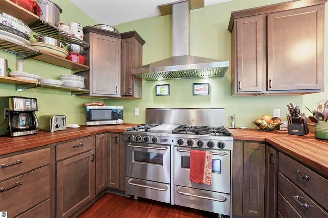 4360 Independence Drive, Suttons Bay, MI 49682