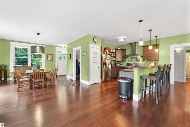 4360 Independence Drive, Suttons Bay, MI 49682