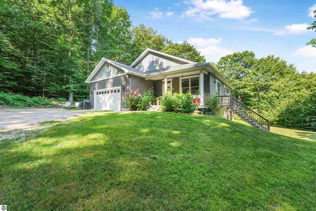 4360 Independence Drive, Suttons Bay, MI 49682