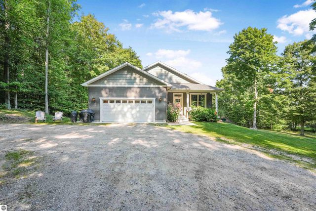 4360 Independence Drive, Suttons Bay, MI 49682