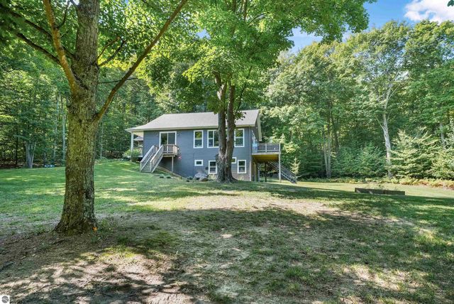 4360 Independence Drive, Suttons Bay, MI 49682