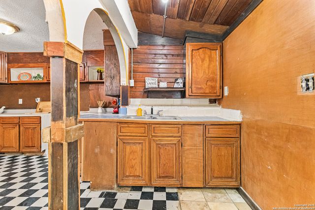 1222 W Harding, San Antonio, TX 78221
