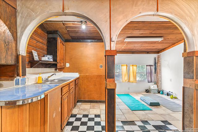 1222 W Harding, San Antonio, TX 78221