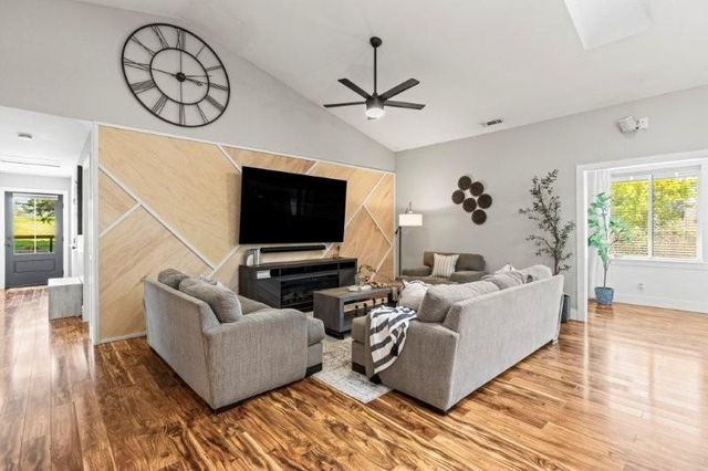 24740 Oro Valley Rd, Auburn, CA 95602