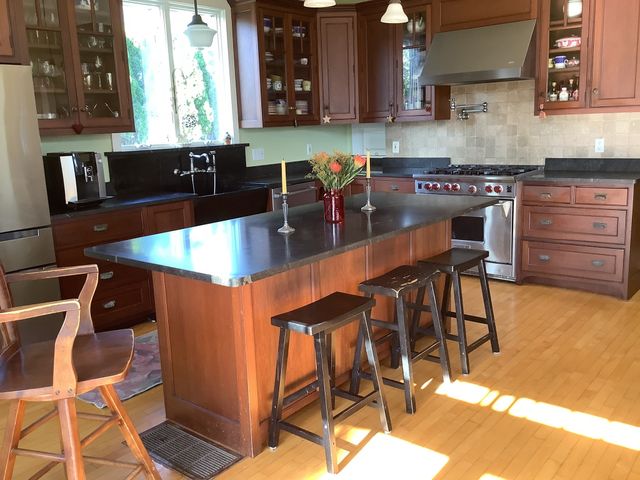 11 Bluff Rd, Hull, MA 02045