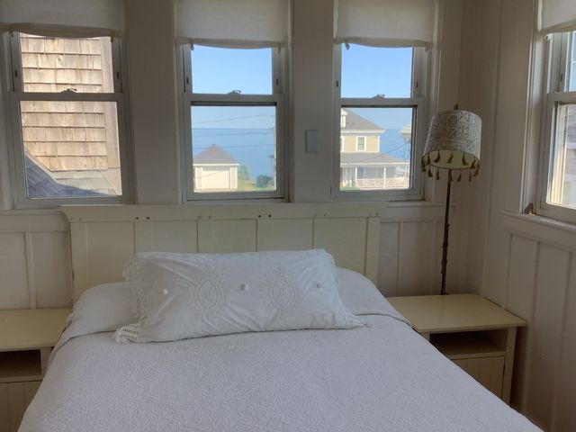 11 Bluff Rd, Hull, MA 02045