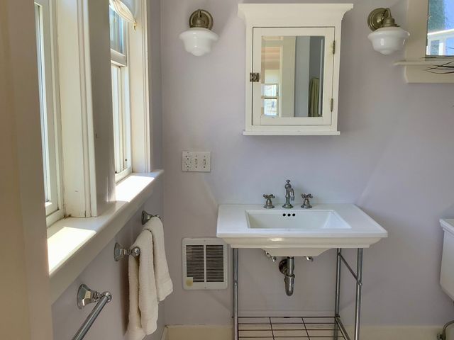 11 Bluff Rd, Hull, MA 02045