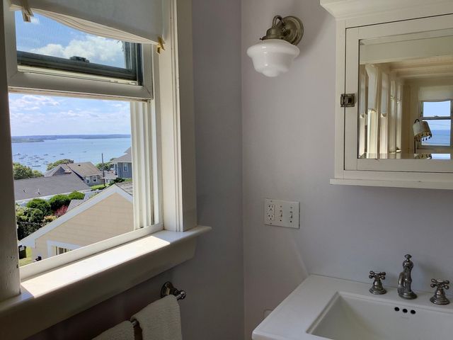 11 Bluff Rd, Hull, MA 02045