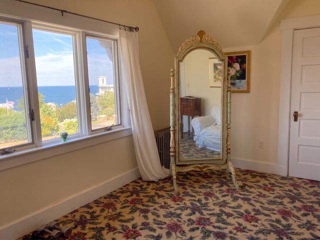 11 Bluff Rd, Hull, MA 02045