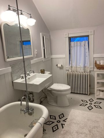 11 Bluff Rd, Hull, MA 02045