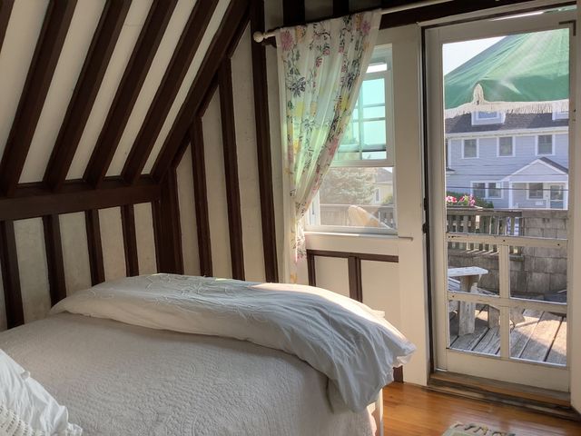 11 Bluff Rd, Hull, MA 02045