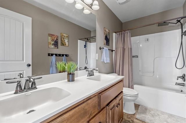 1404 SW 41st Circle, Lee's Summit, MO 64082