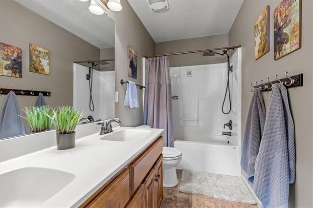 1404 SW 41st Circle, Lee's Summit, MO 64082