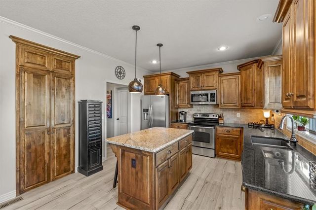 1404 SW 41st Circle, Lee's Summit, MO 64082