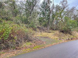 1004 SWEETBRIER Ave, Roseburg, OR 97471
