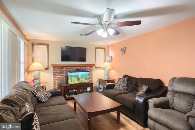 2208 GRANDVIEW RD, Hanover, PA 17331
