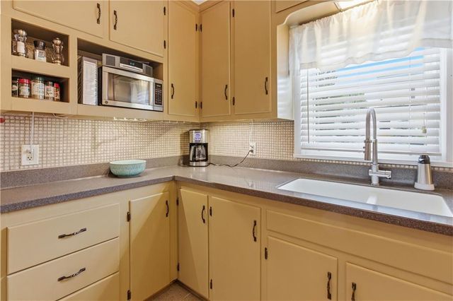 7010 W 65th Terrace, Overland Park, KS 66202