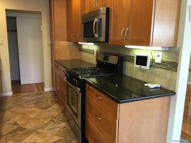 81 Kearsing Parkway B, Spring Valley, NY 10952