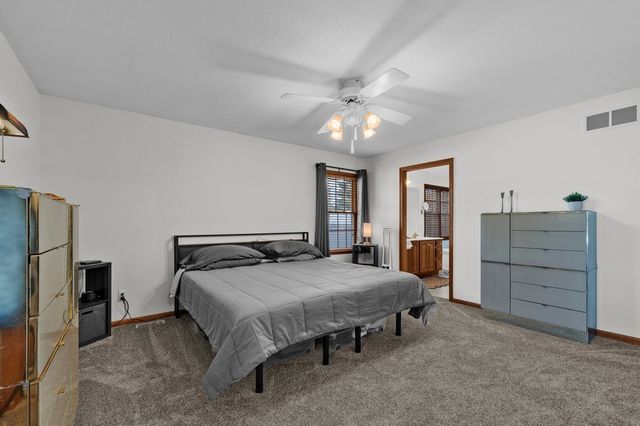 850 W PRICE Street, Eldridge, IA 52748