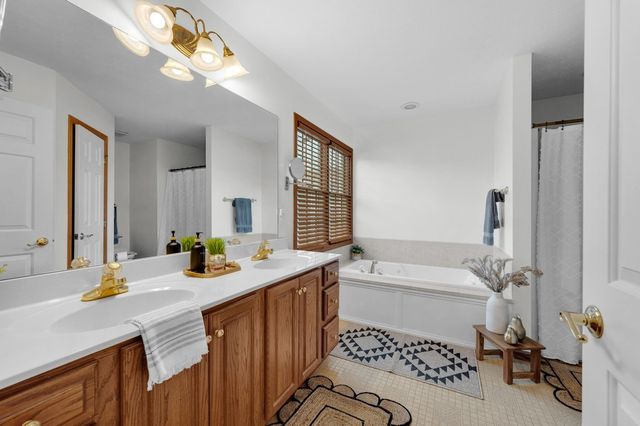 850 W PRICE Street, Eldridge, IA 52748