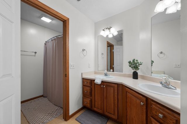 850 W PRICE Street, Eldridge, IA 52748