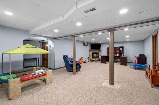 850 W PRICE Street, Eldridge, IA 52748