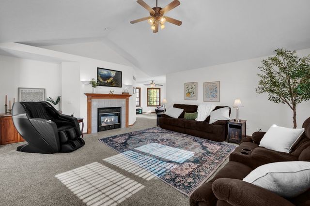 850 W PRICE Street, Eldridge, IA 52748