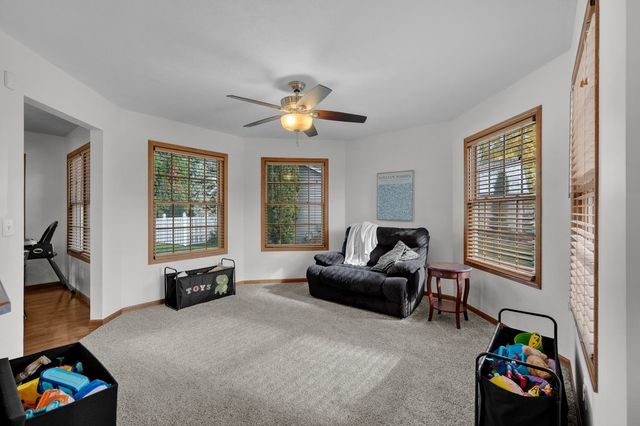 850 W PRICE Street, Eldridge, IA 52748