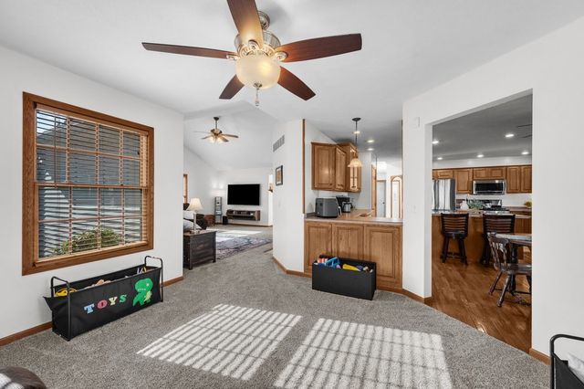 850 W PRICE Street, Eldridge, IA 52748