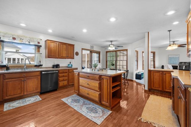 850 W PRICE Street, Eldridge, IA 52748