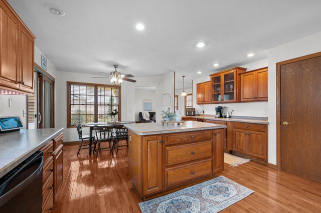 850 W PRICE Street, Eldridge, IA 52748