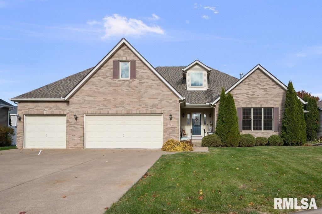 850 W PRICE Street, Eldridge, IA 52748