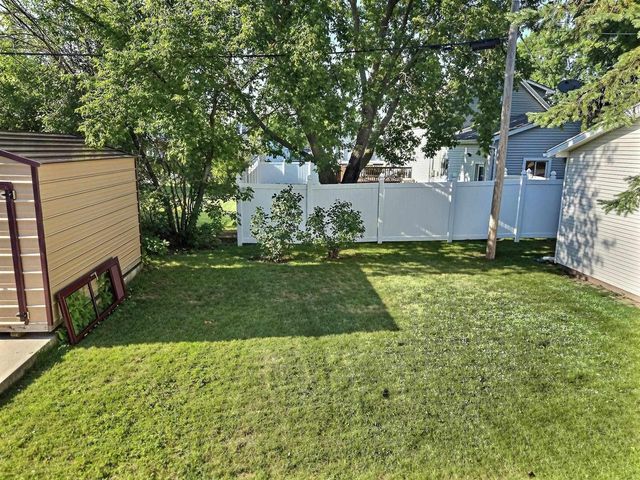 806 W 8TH AVENUE, Oshkosh, WI 54902