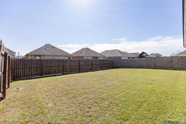 7520 Scarlet Oak Dr, Gonzales, LA 70737