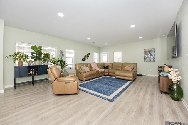 7520 Scarlet Oak Dr, Gonzales, LA 70737