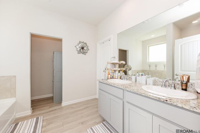 7520 Scarlet Oak Dr, Gonzales, LA 70737