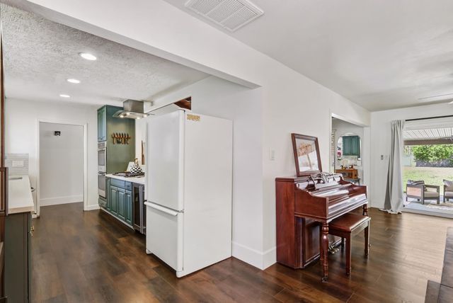 4551 Dartmouth Dr, Sacramento, CA 95841